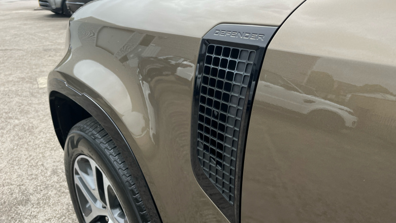 Land Rover Defender 3.0 D250 X-Dynamic S 90 3dr Auto Diesel Estate